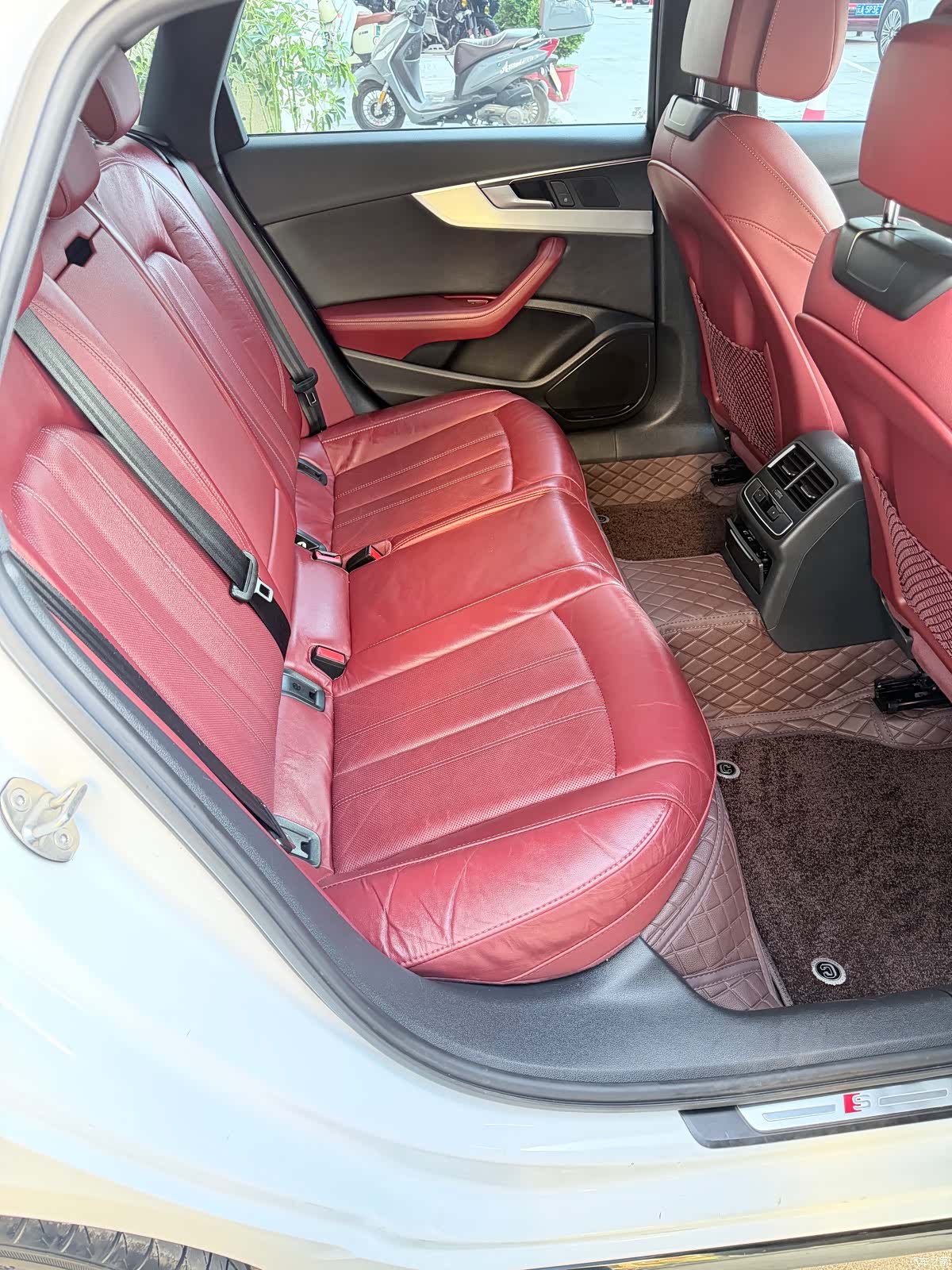 Audi A4L, 2022 все фото