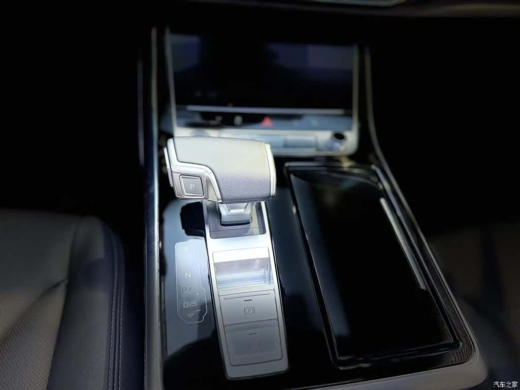Audi Q8, 2025 12