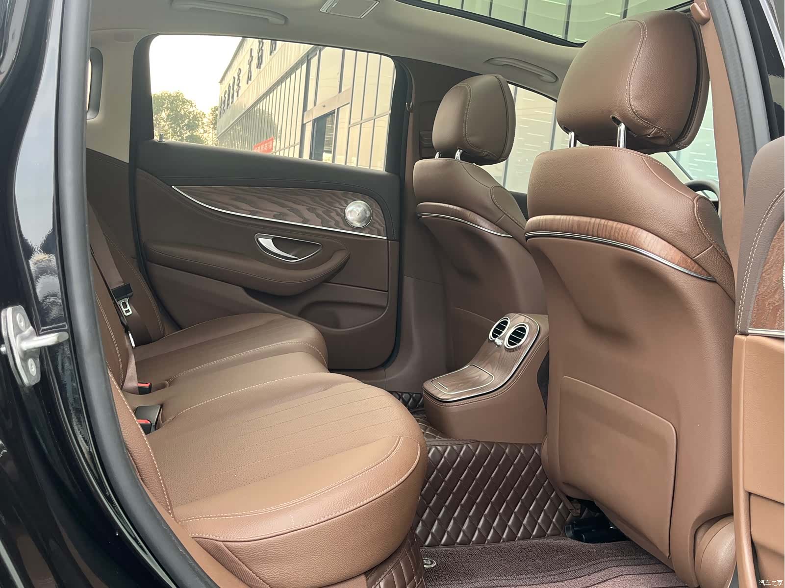 Mercedes-Benz E-Class, 2024 15