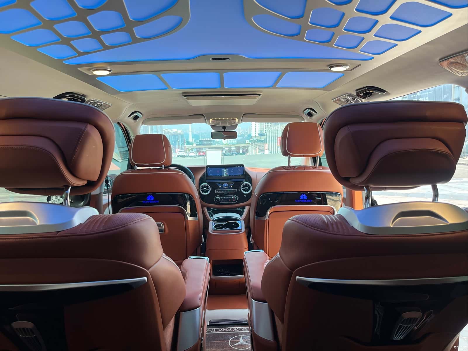 Mercedes-Benz 7, 2023 8