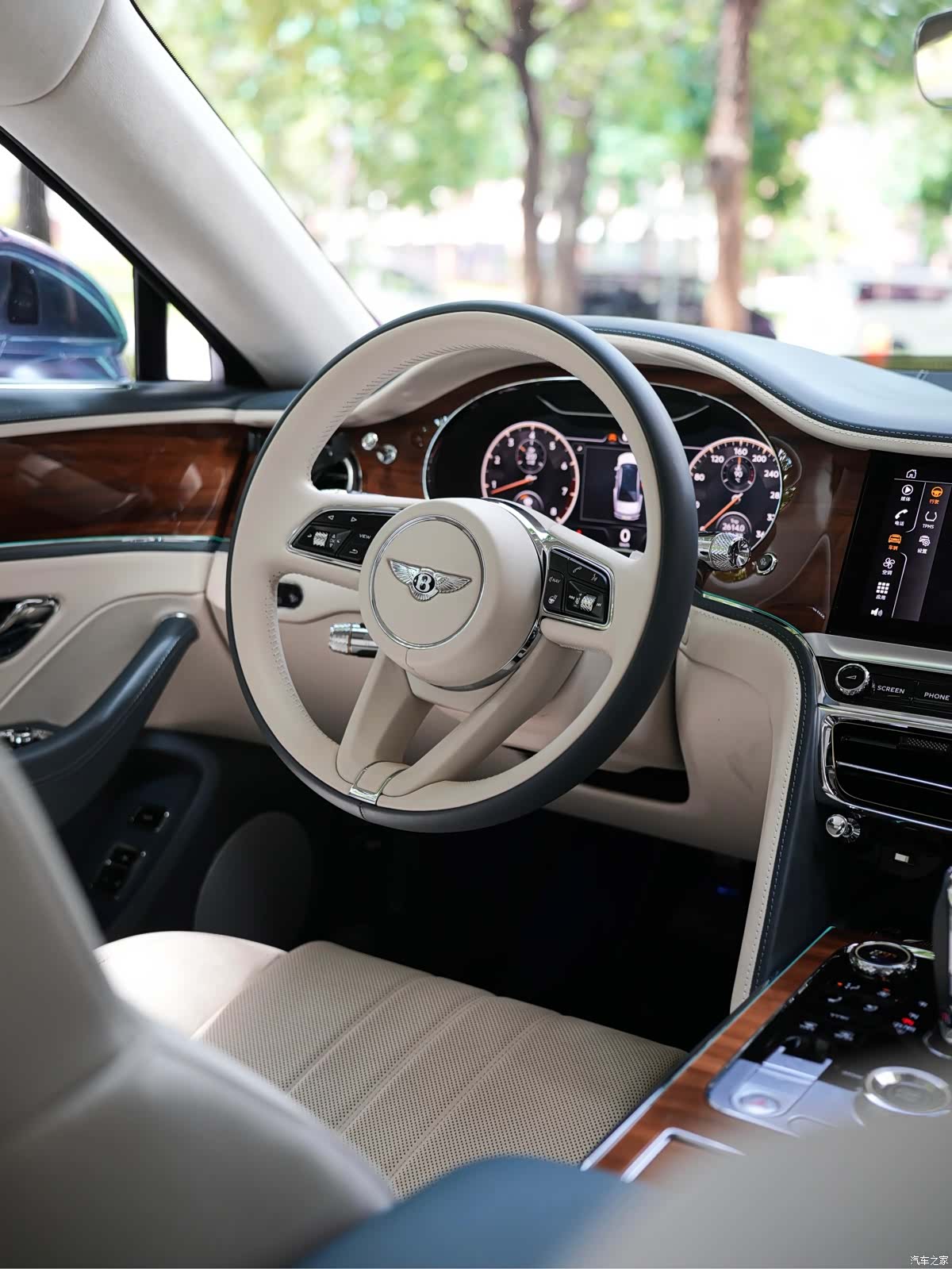 Bentley Flying Spur, 2023 15