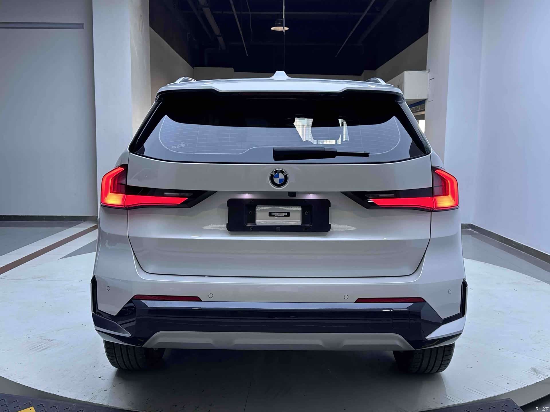 BMW X1, 2023 все фото