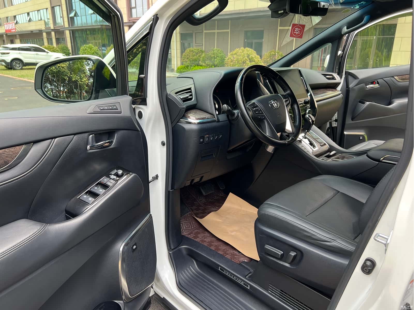 Toyota Vellfire, 2021 4