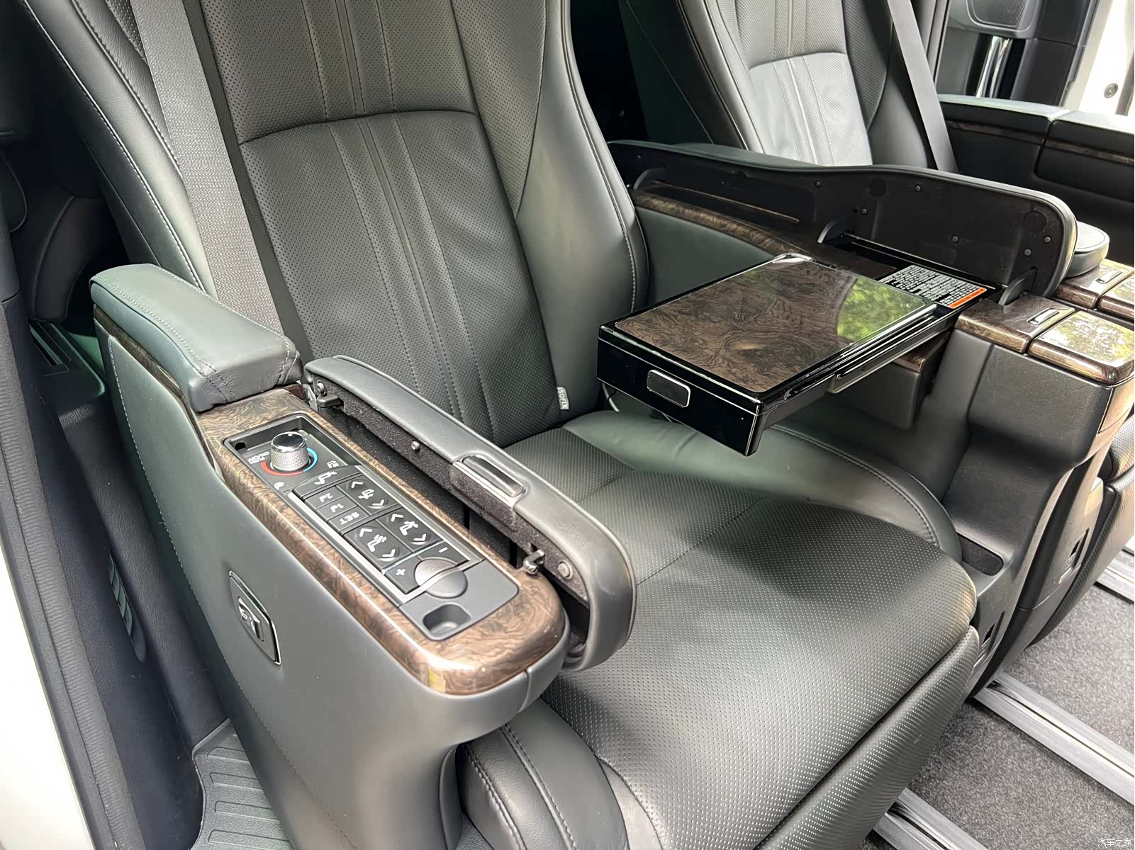 Toyota Vellfire, 2021 10