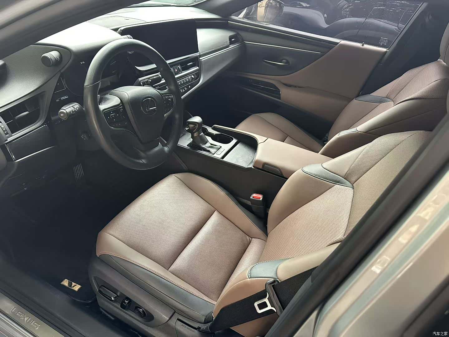Lexus ES, 2023 4