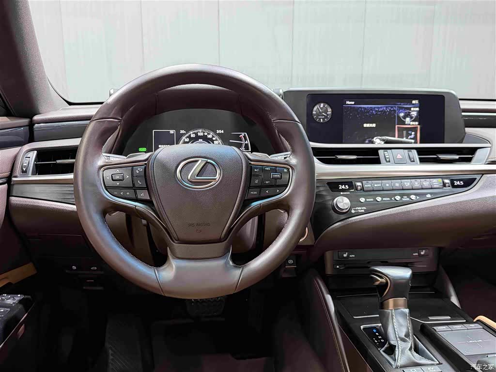 Lexus ES, 2021 все фото