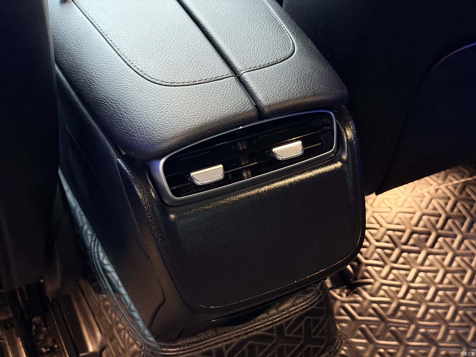 Mercedes-Benz EQE, 2023 11