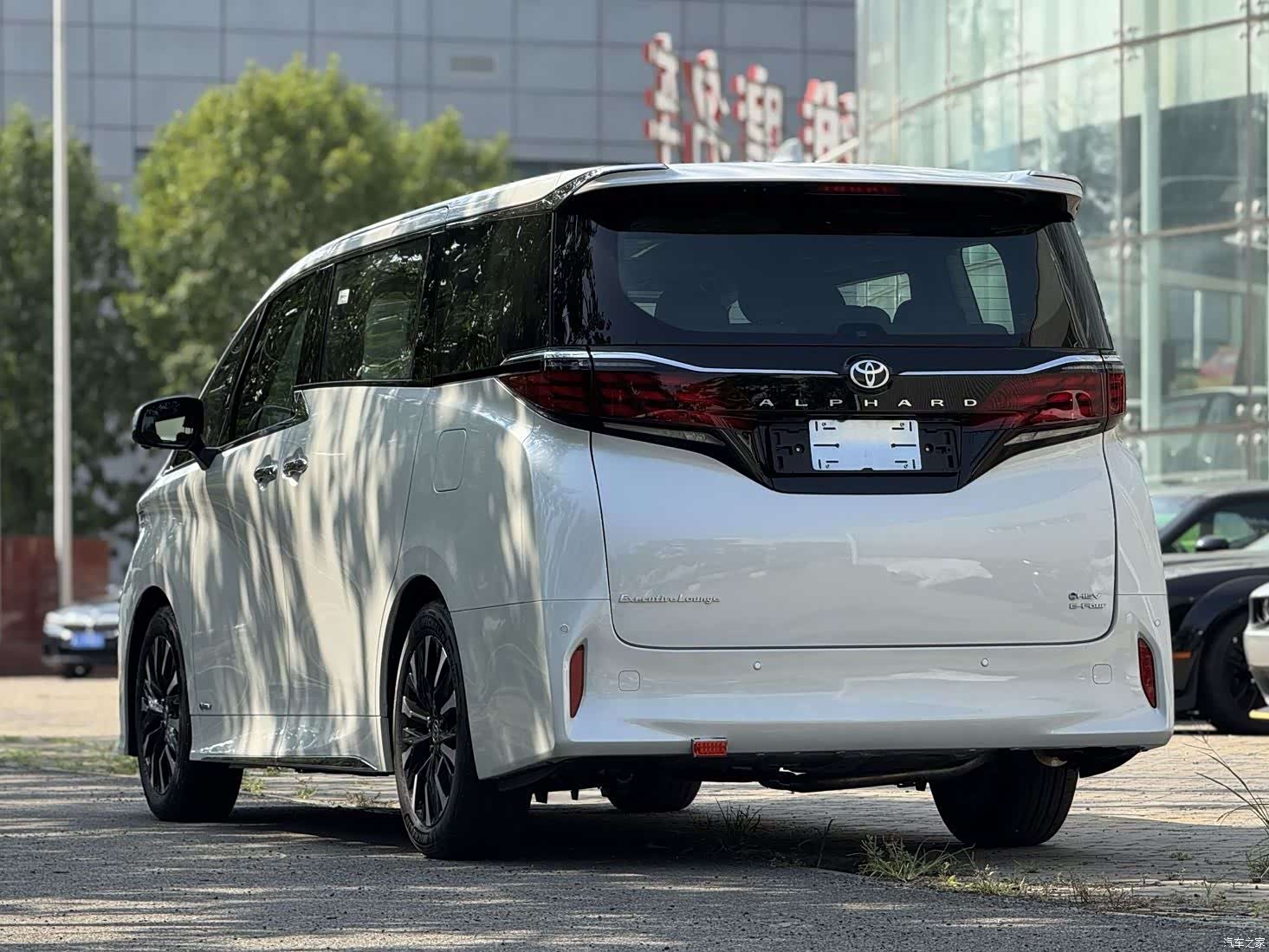 Toyota Alphard, 2025 6