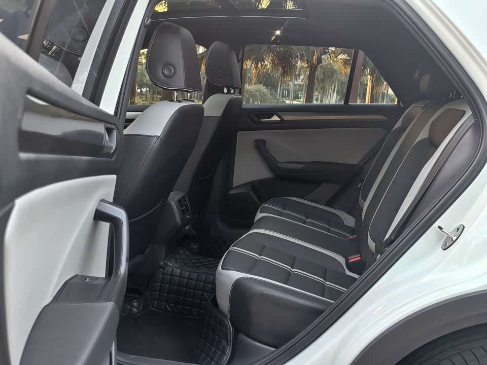 Volkswagen T-ROC exploring Songs