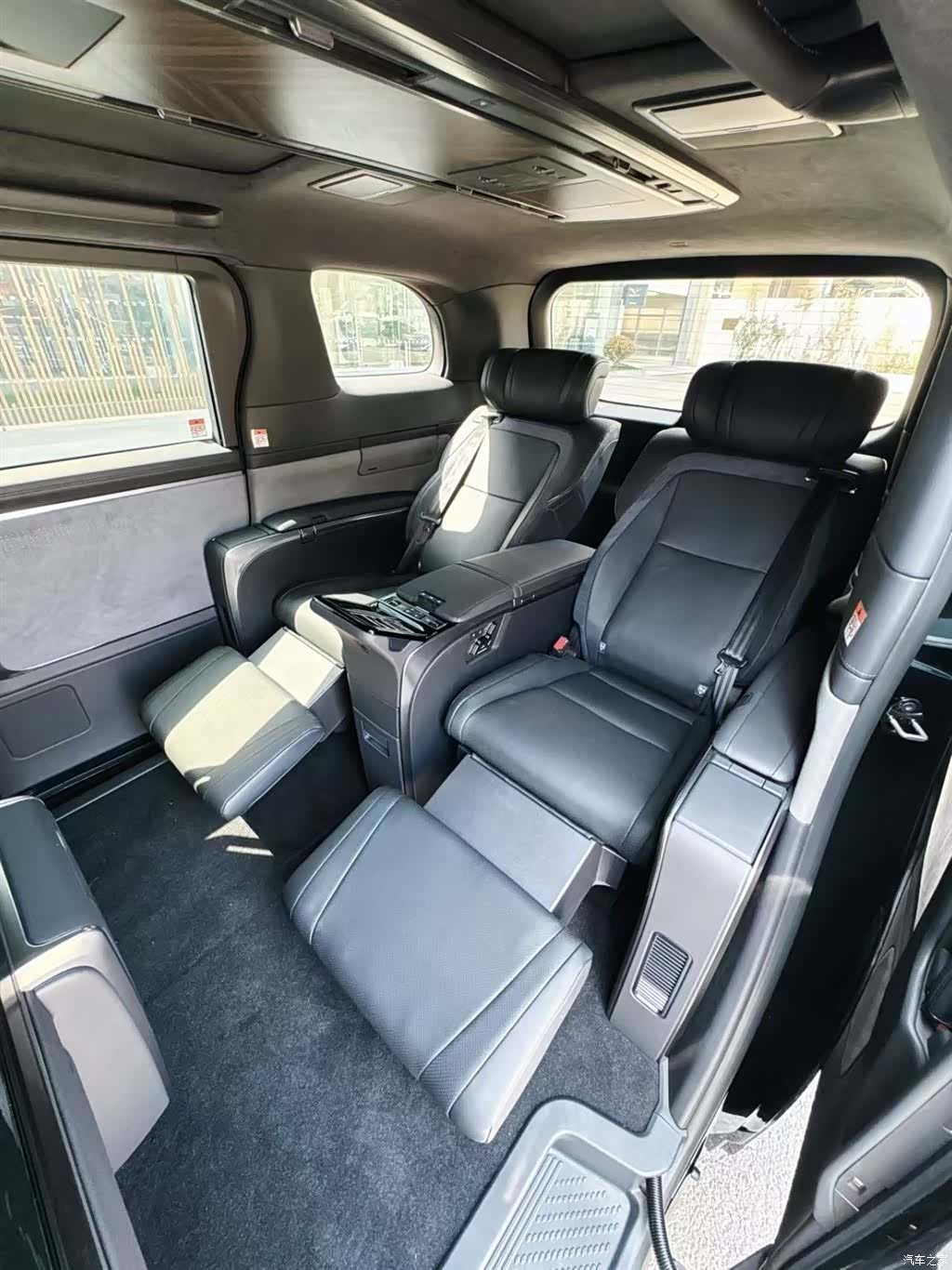 Lexus LM, 2025 10