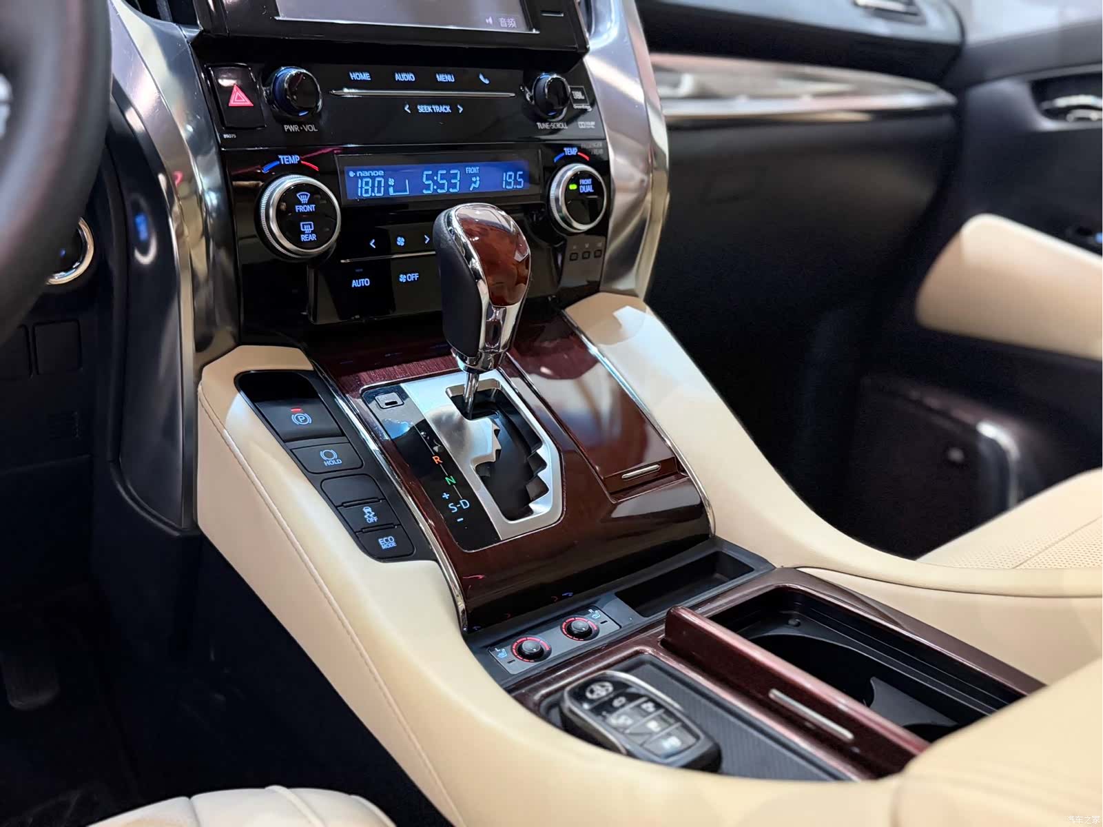 Toyota Alphard, 2015 7