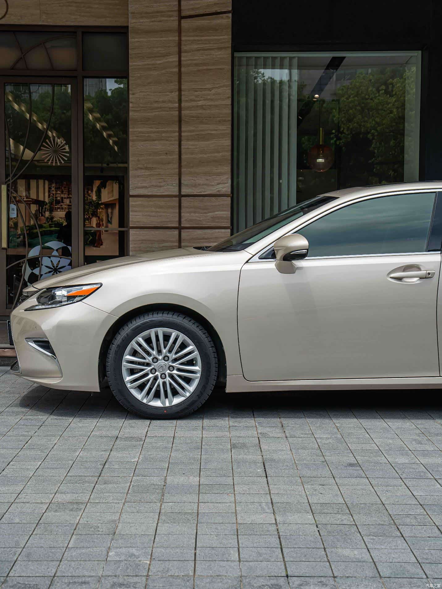 Lexus ES, 2016 4