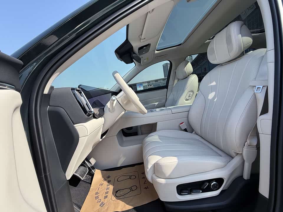 AITO Ask the world M8