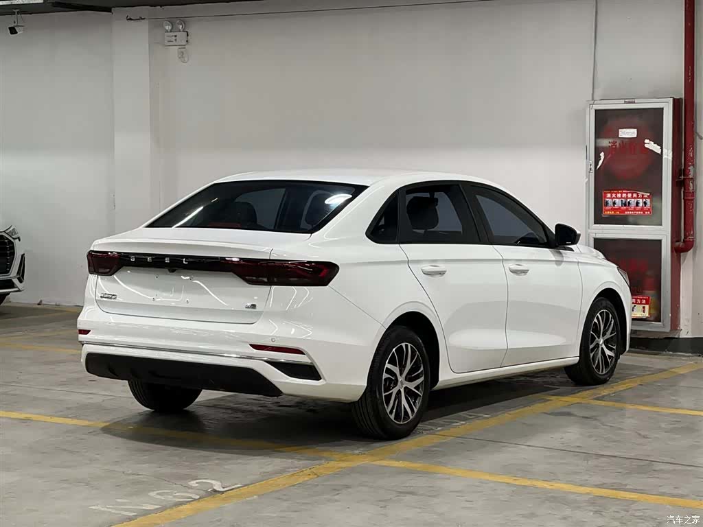 Geely Emgrand, 2022 все фото
