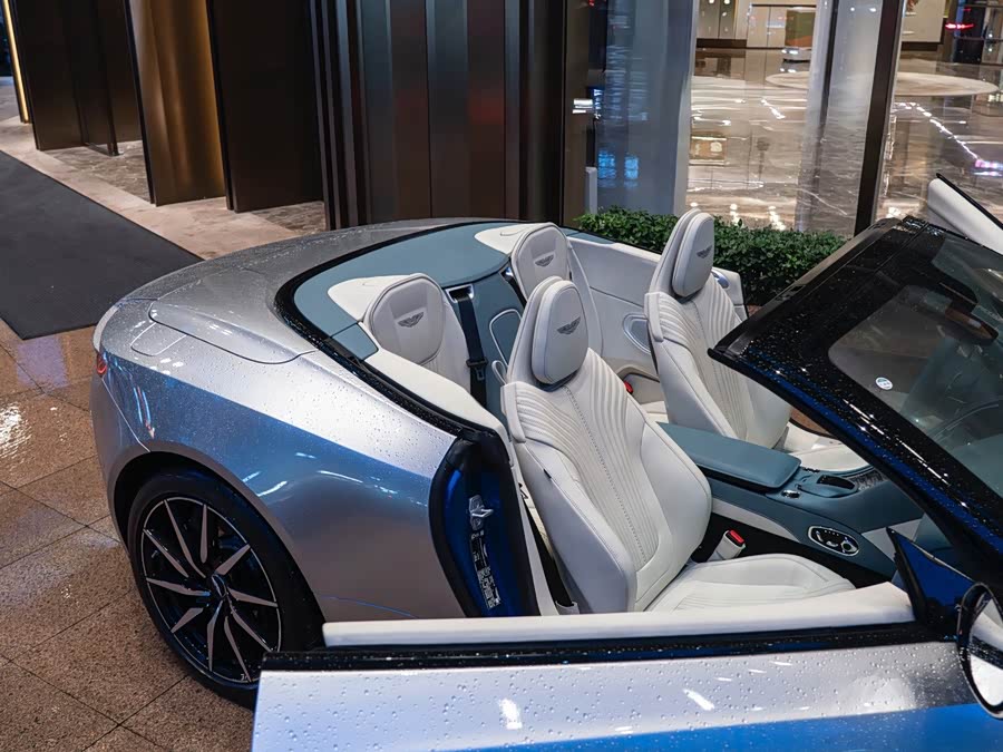 Aston Martin DB11 2023, фото 18