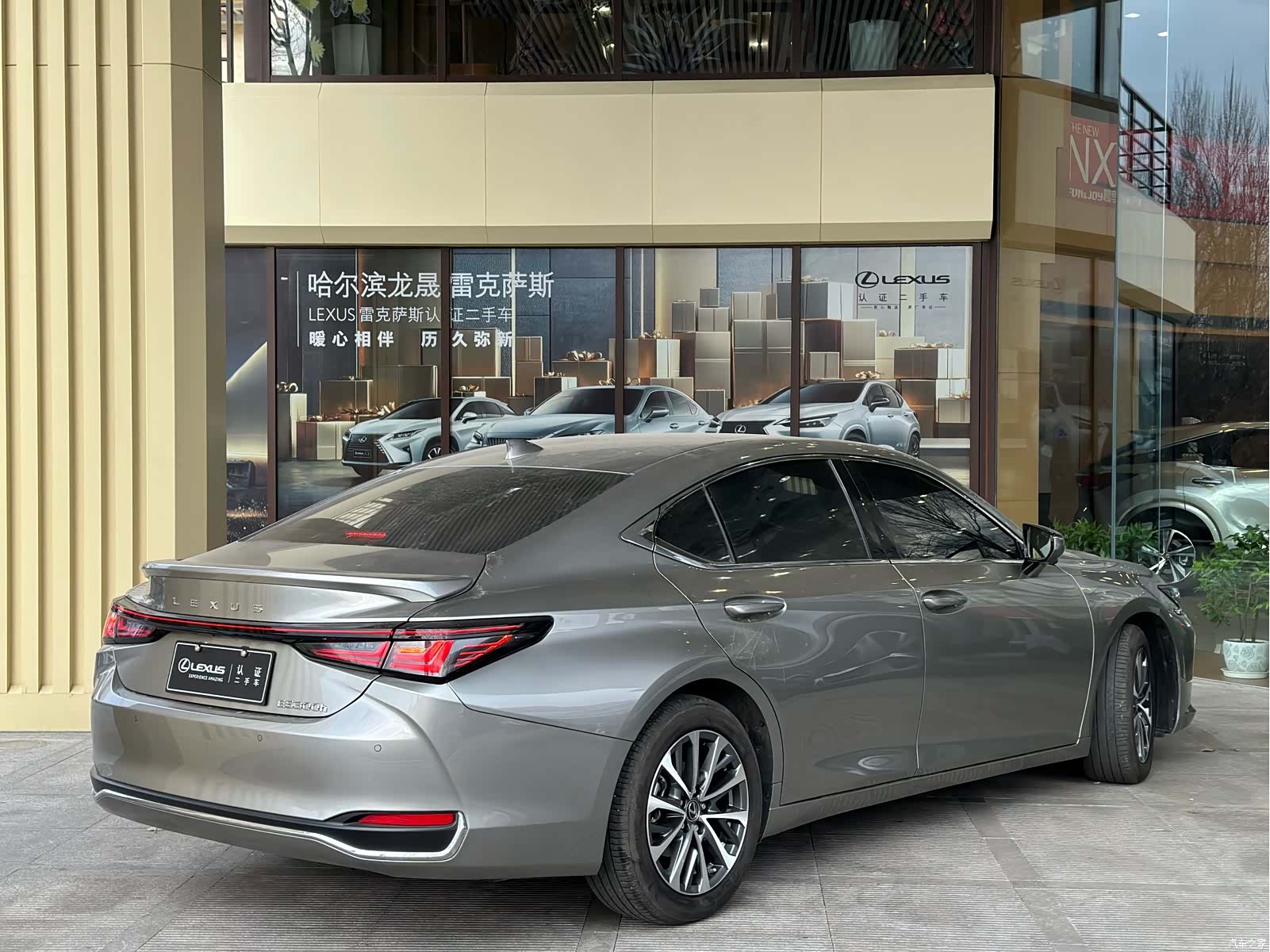 Lexus ES, 2025 4