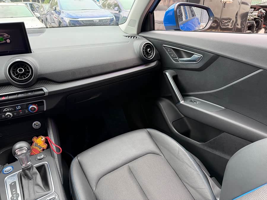 Audi Q2L e-tron 2021, фото 10