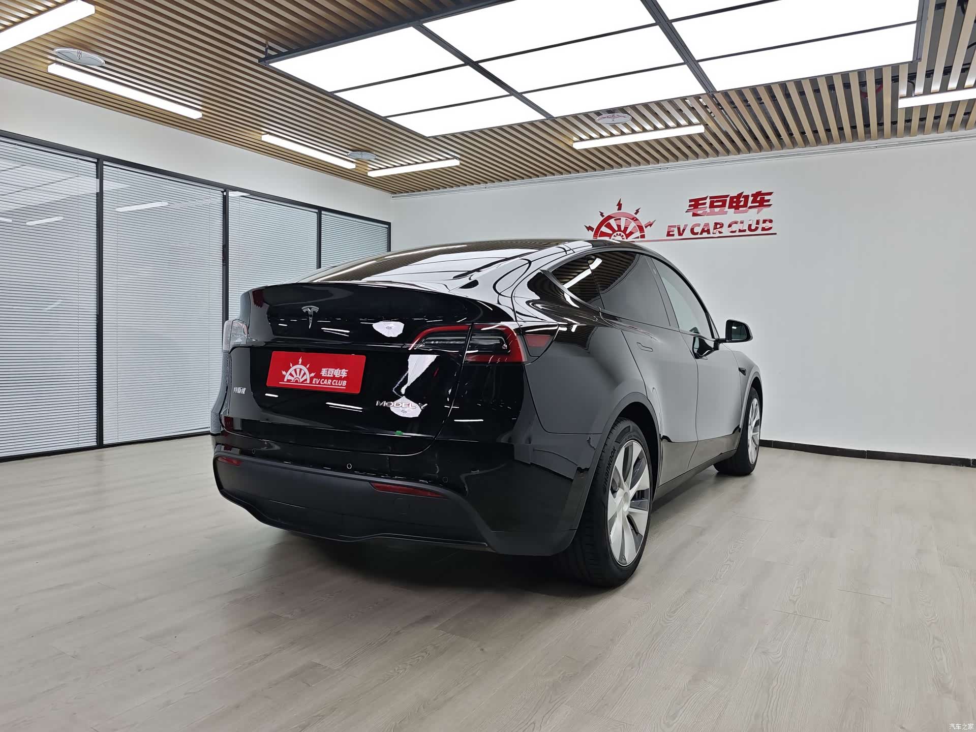 Tesla Model Y, 2023 4