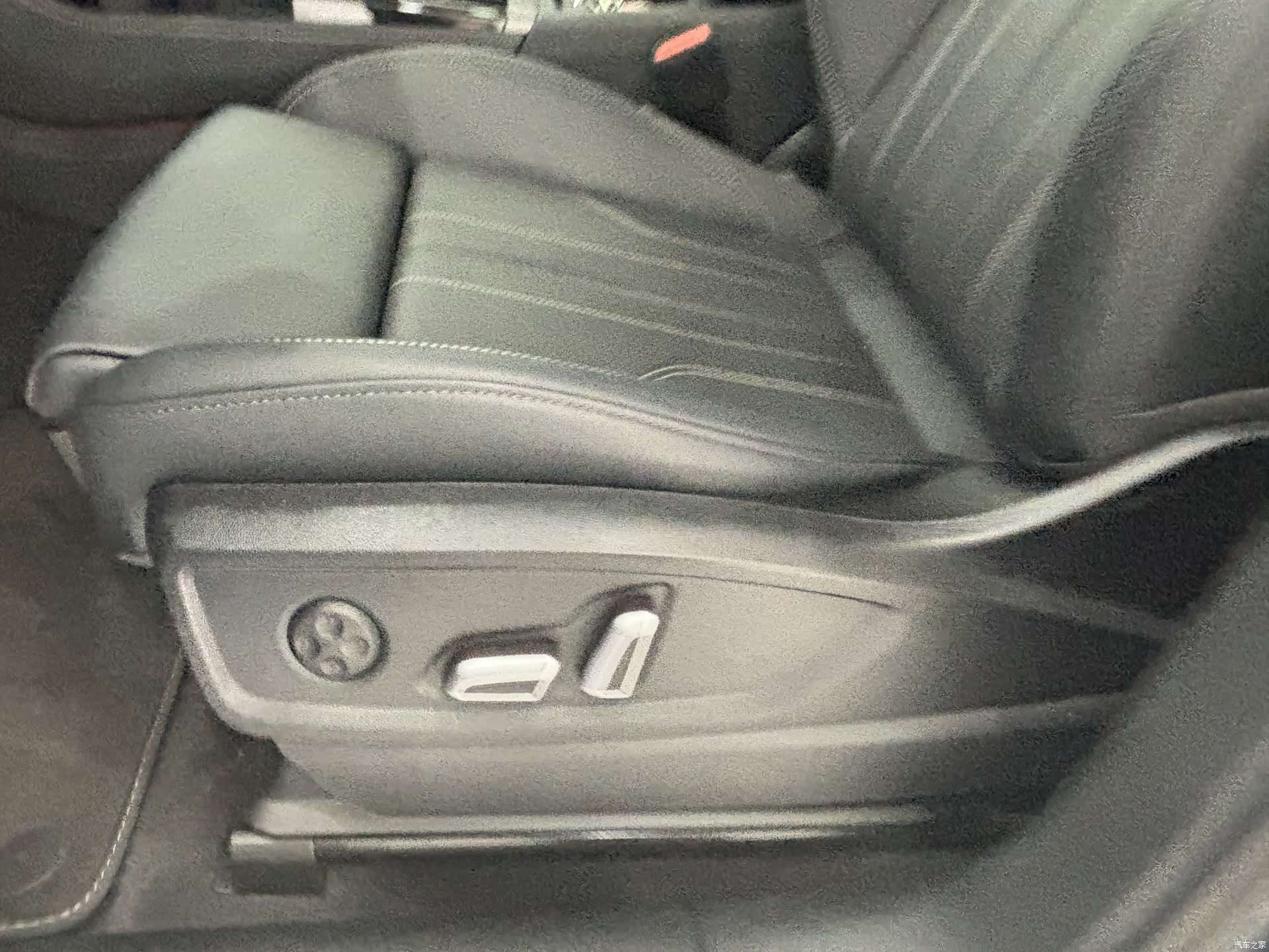 Audi Q5L, 2025 14