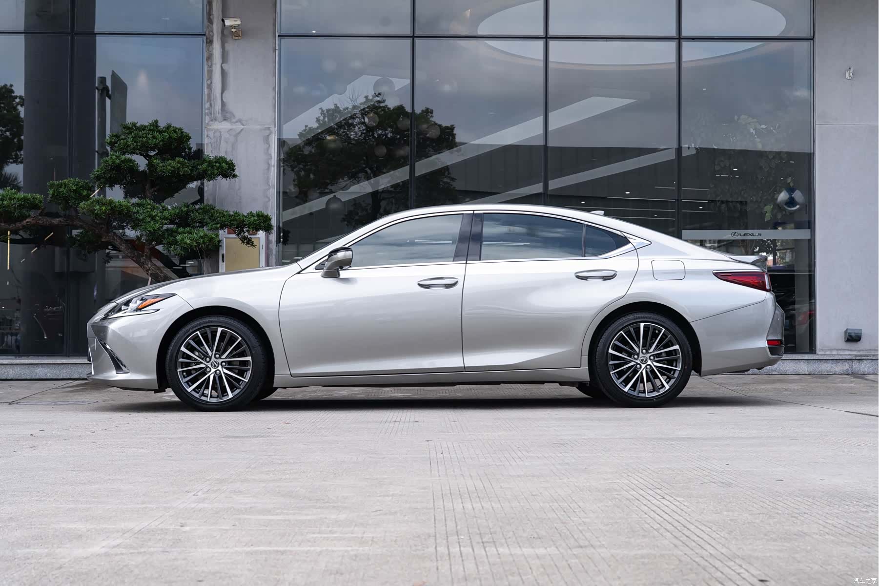 Lexus ES, 2023 4