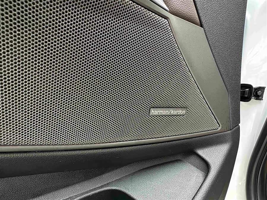 BMW 3 Series 2019, фото 17