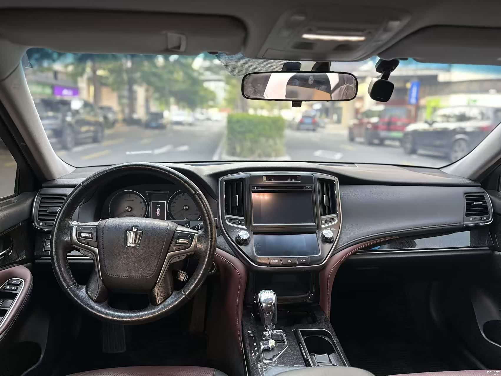 Toyota Crown, 2018 все фото