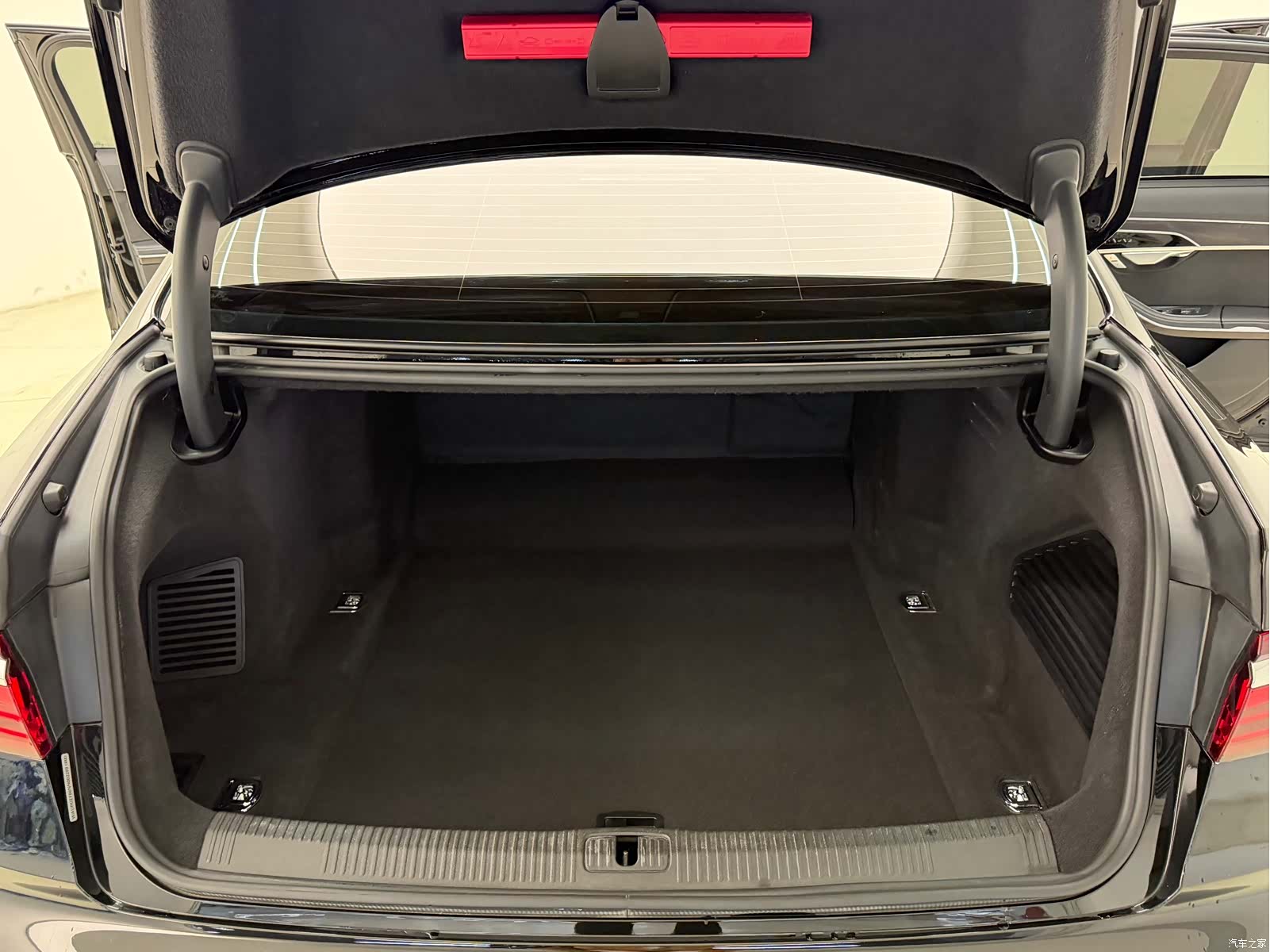 Audi A8L, 2023 14