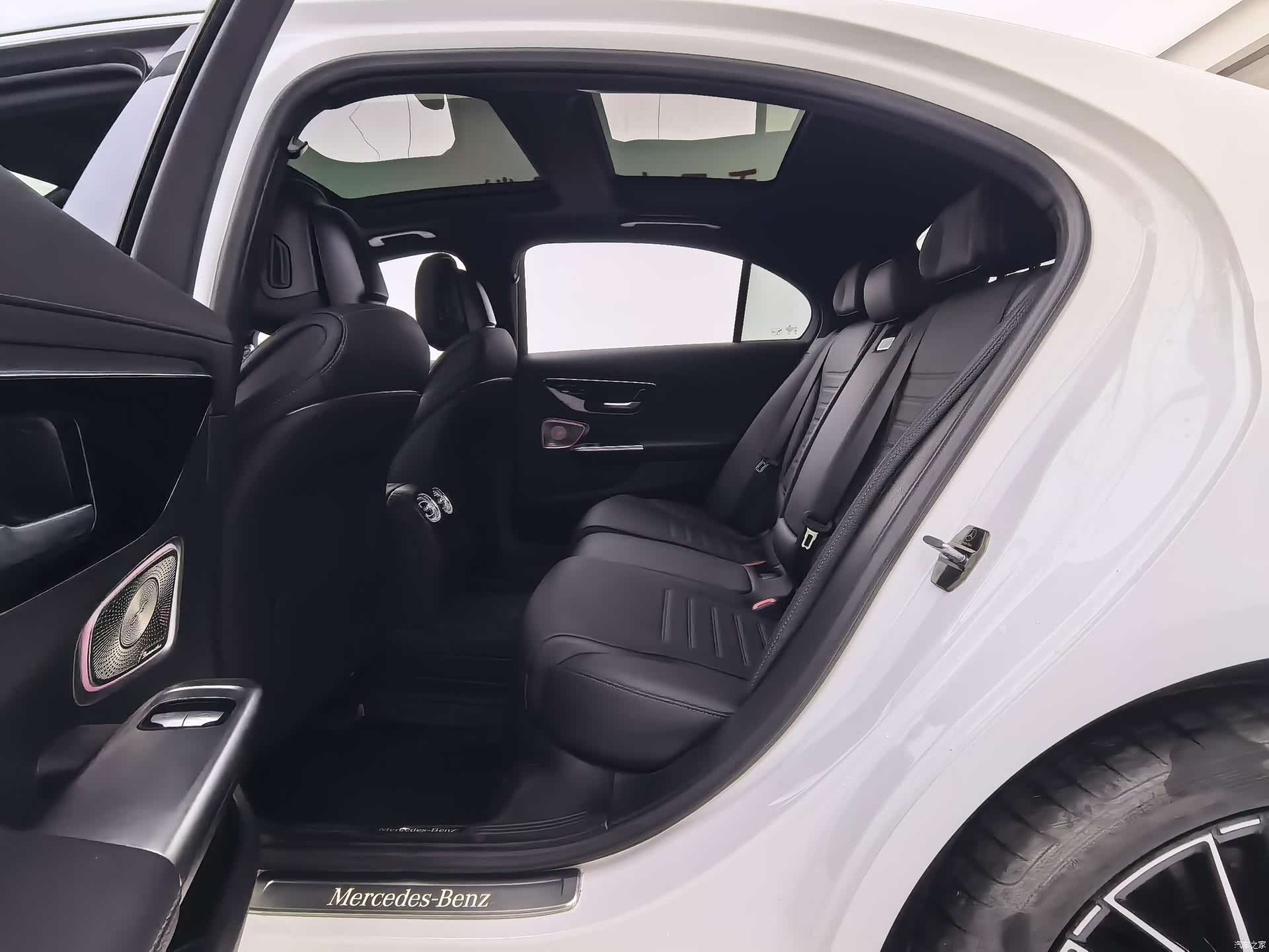 Mercedes-Benz C-Class, 2024 15