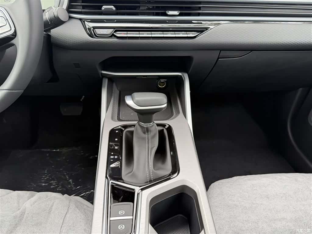 Geely Emgrand, 2026 11