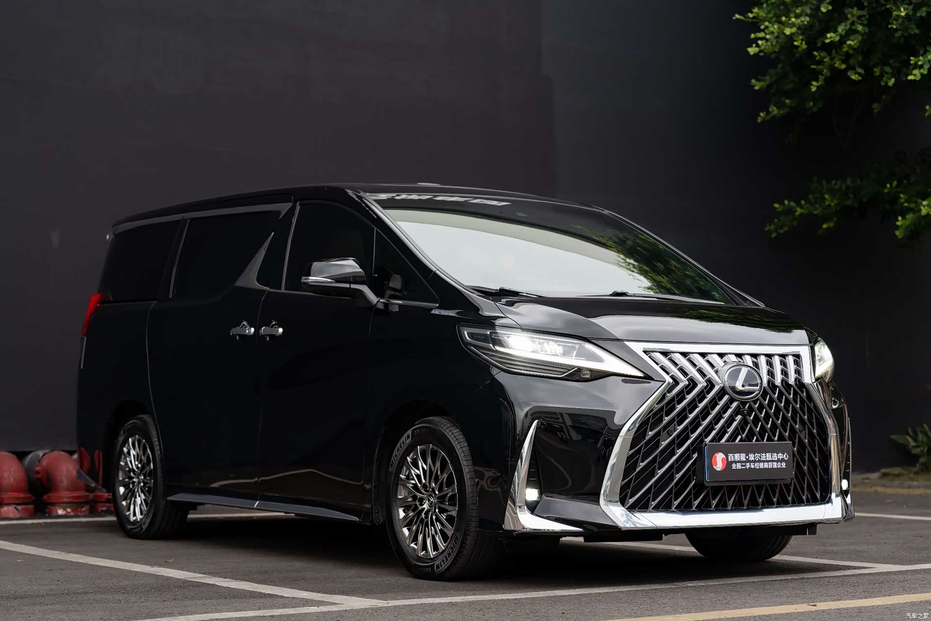 Lexus LM, 2023 3