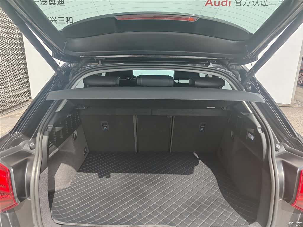 Audi Q2L, 2024 13