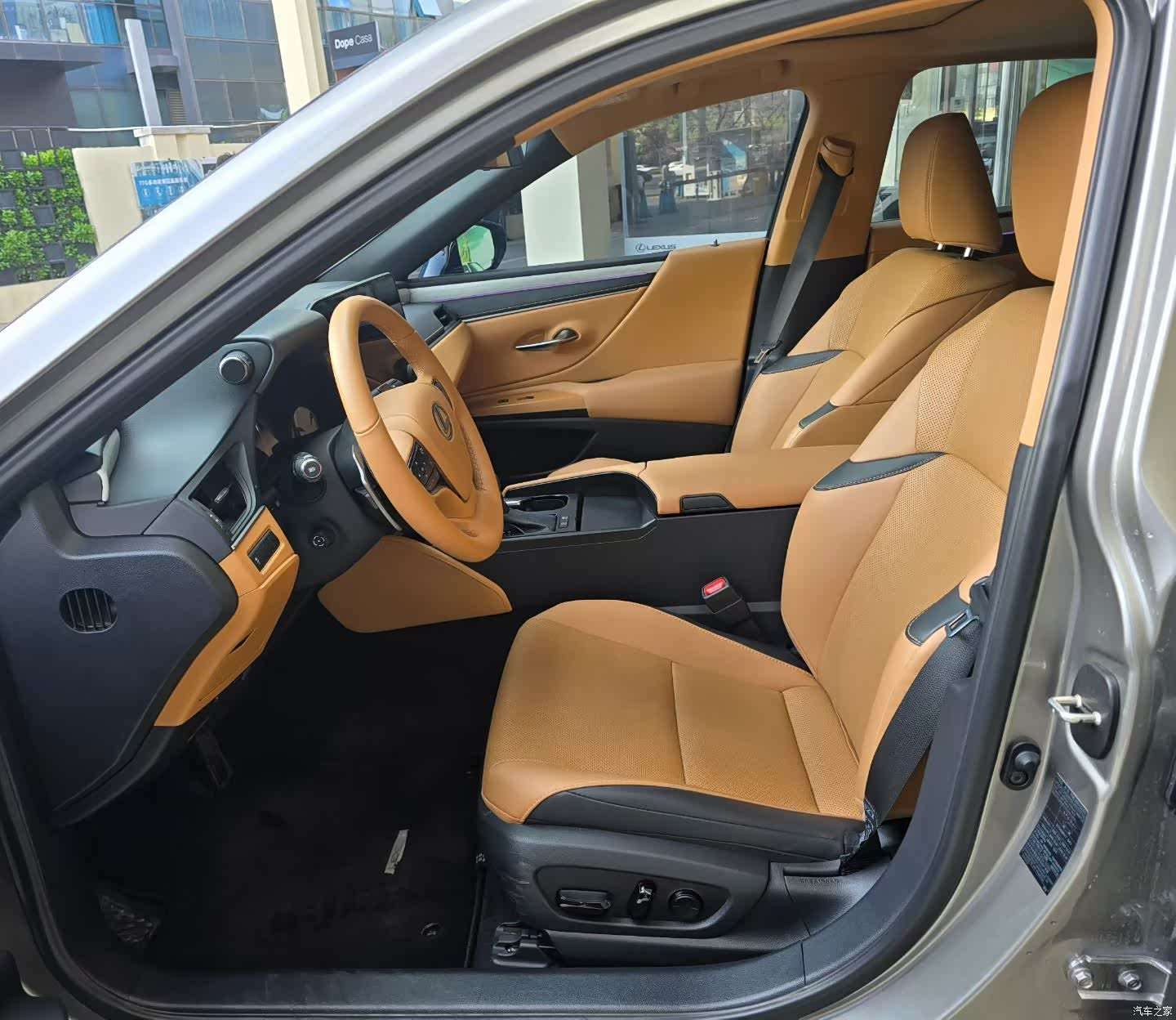 Lexus ES, 2025 4