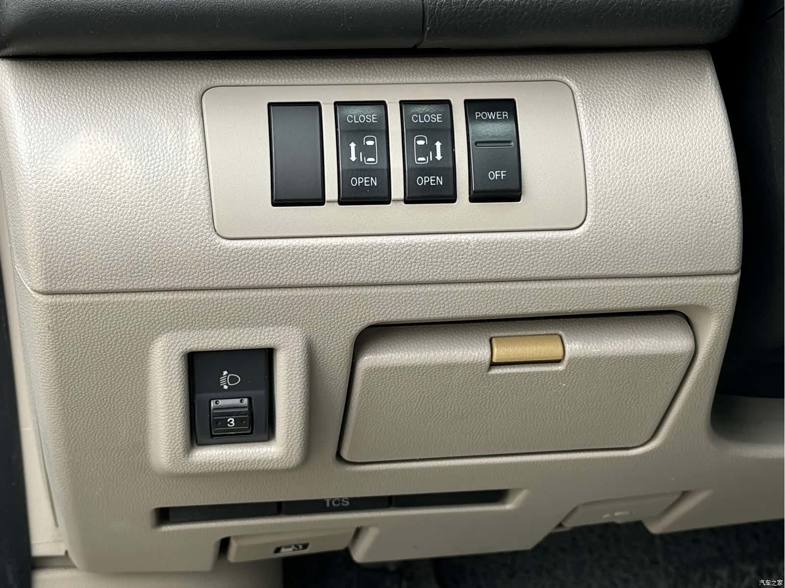 Mazda 8, 2011 16