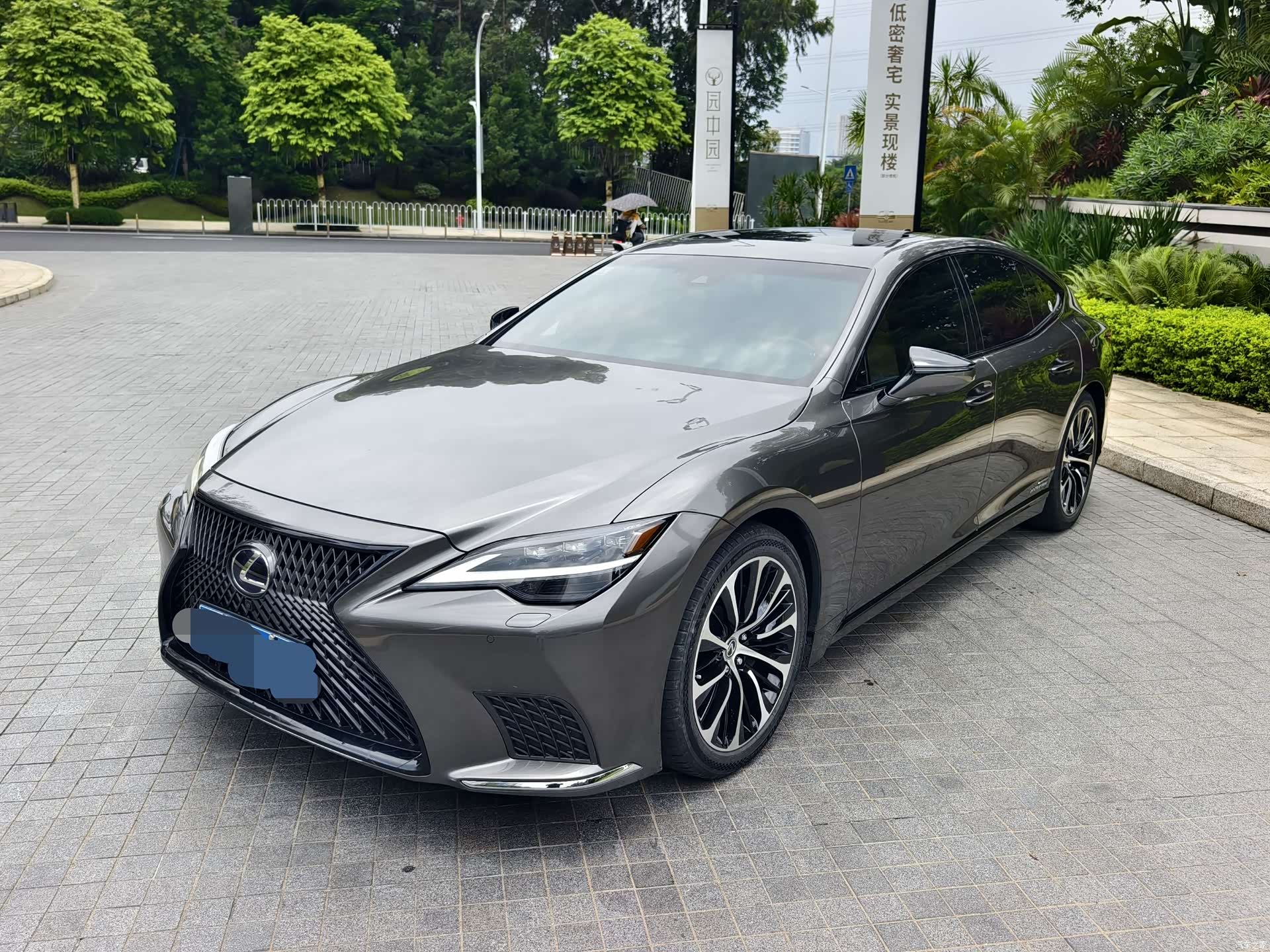 Lexus LS, 2022 1