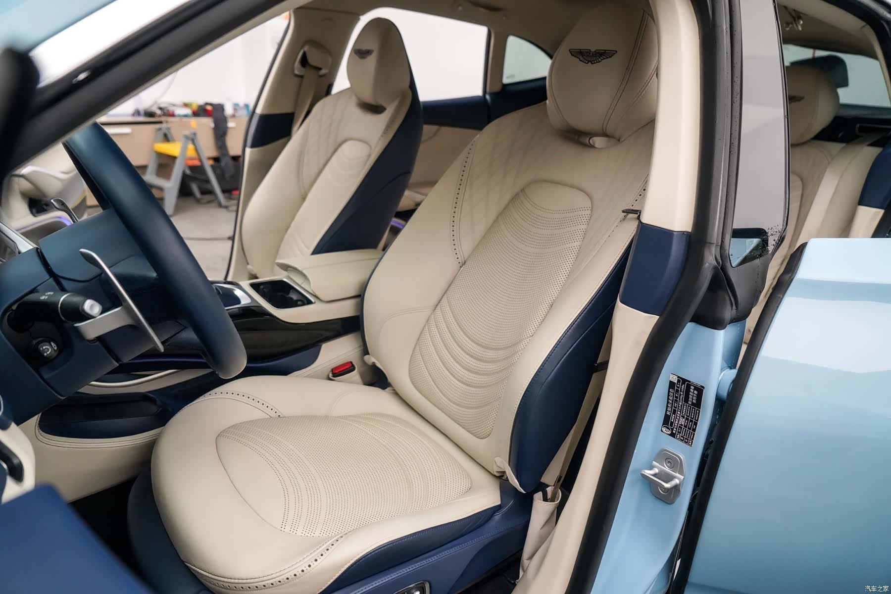 Aston Martin DBX, 2022 8
