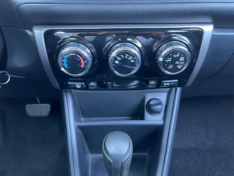 Toyota YARiS L to enjoy