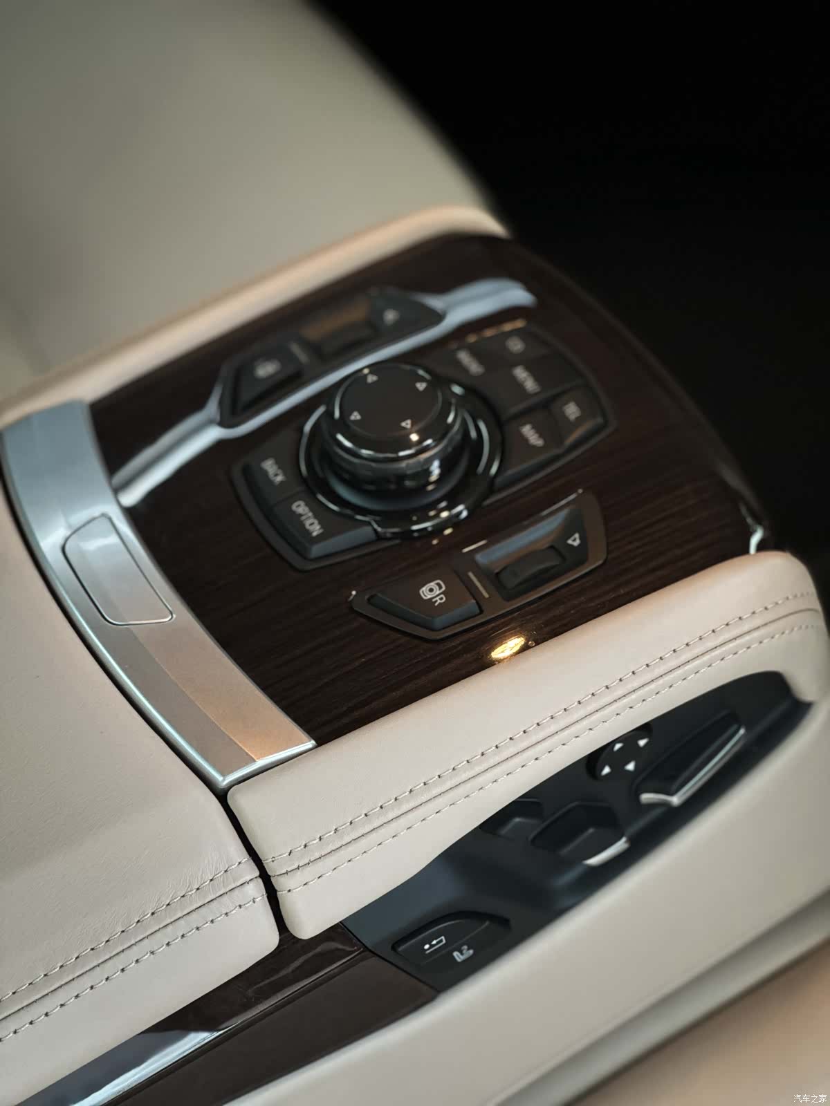 BMW 7 Series, 2011 11