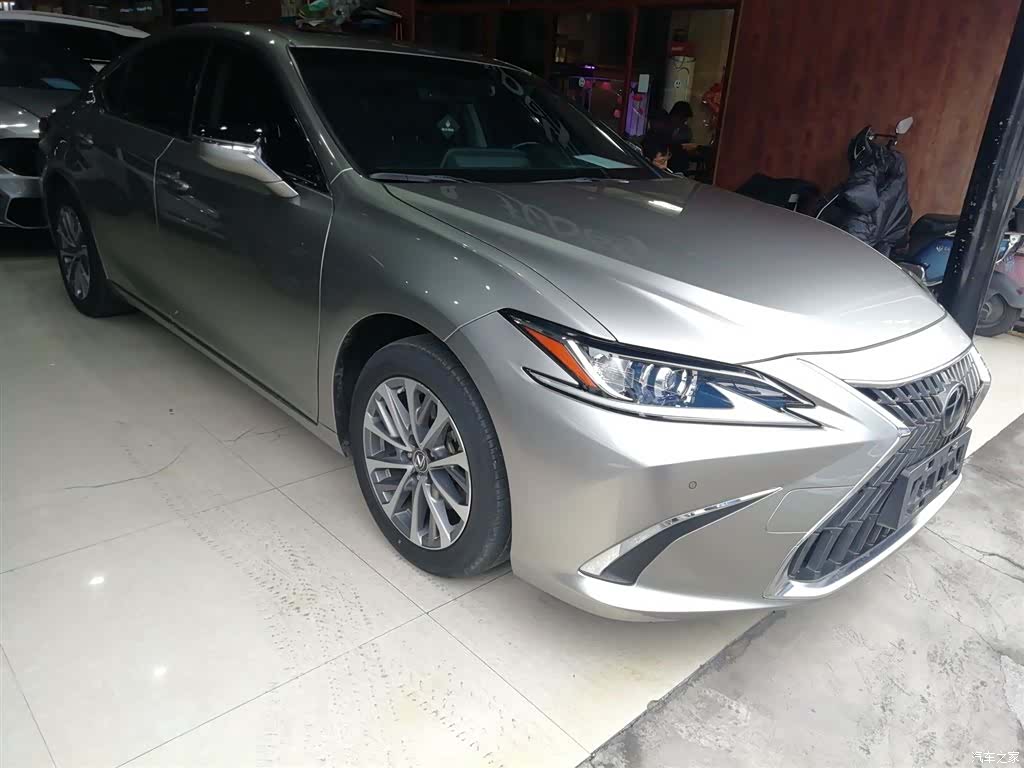 Lexus ES, 2022 4