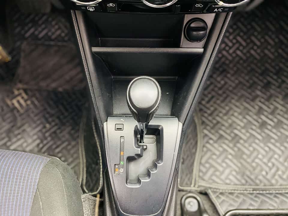 Toyota YARiS L to enjoy