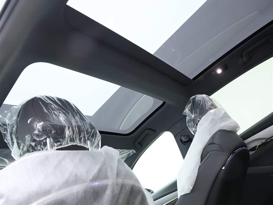 VOYAH Lantu chasing light