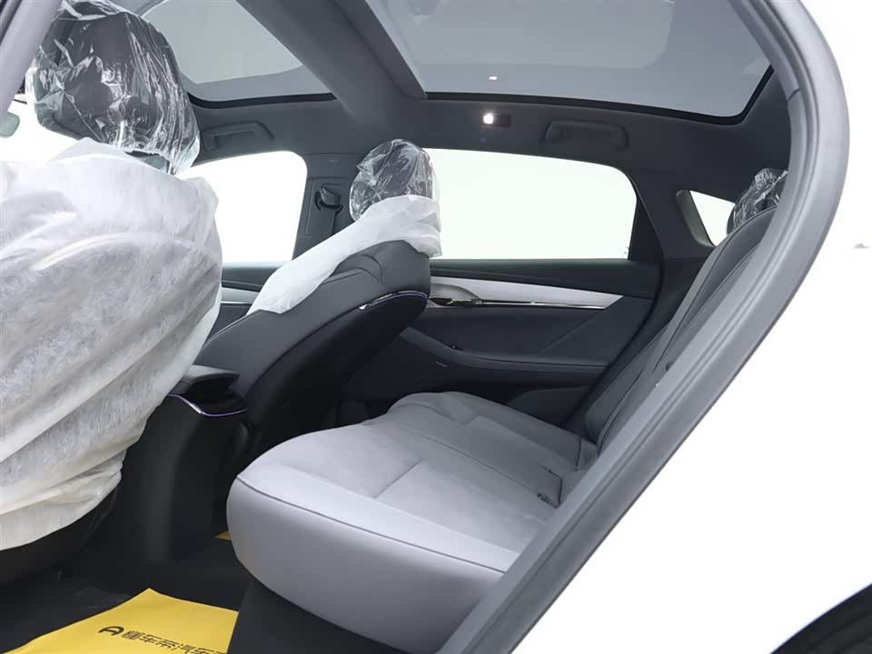 VOYAH Lantu chasing light