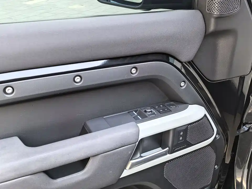 Land Rover guard