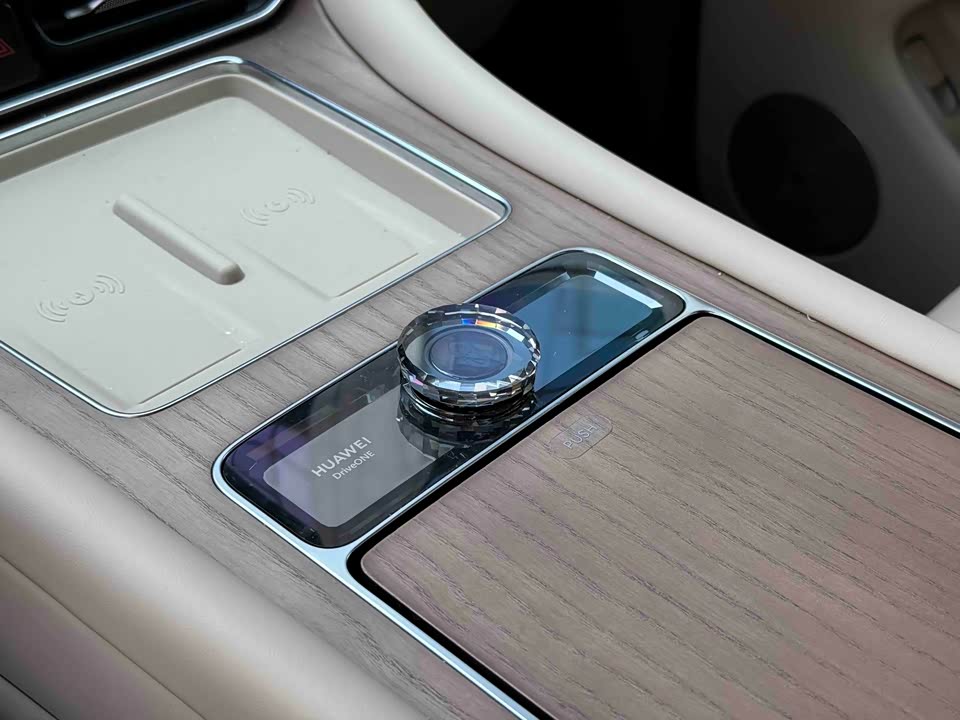 AITO Ask the world M9