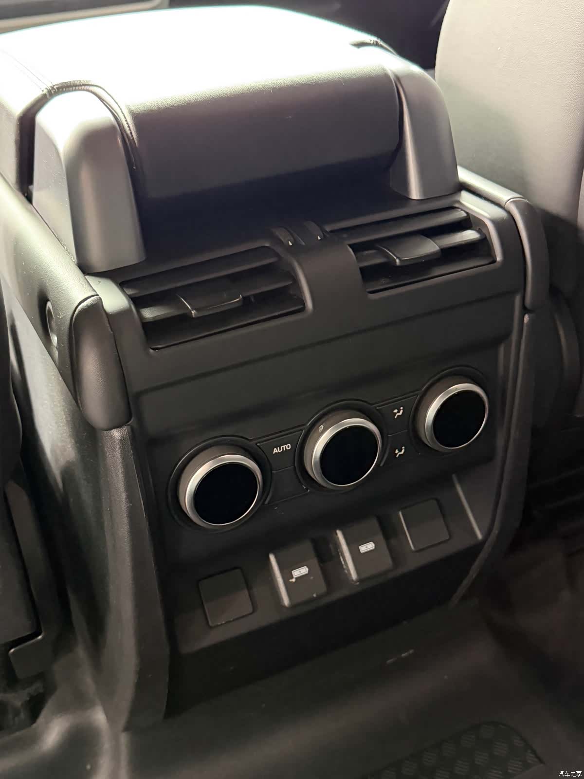 Land Rover Defender, 2023 7