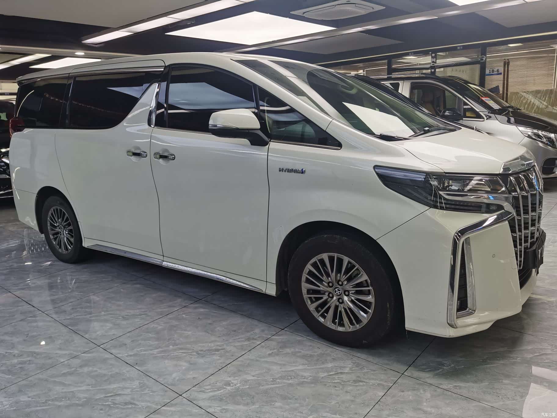 Toyota Alphard, 2022 3