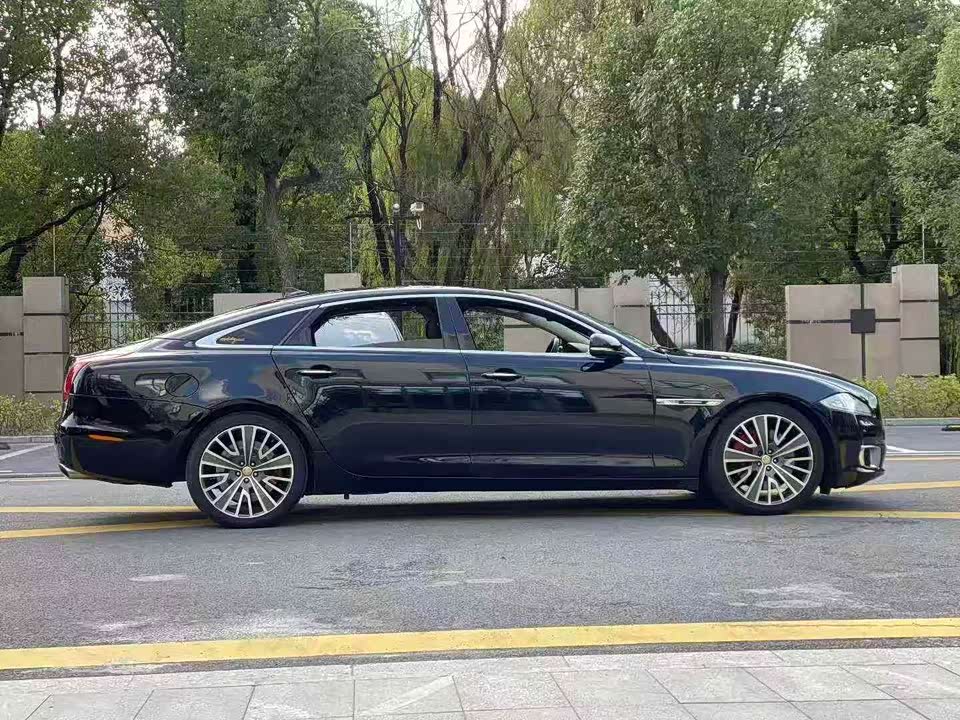Jaguar XJ