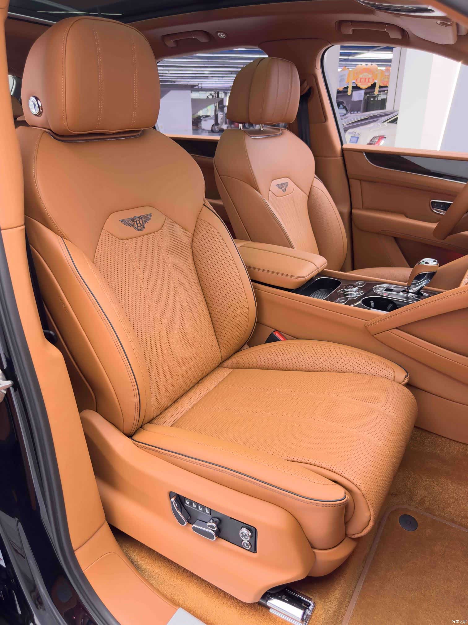 Bentley Bentayga, 2022 12