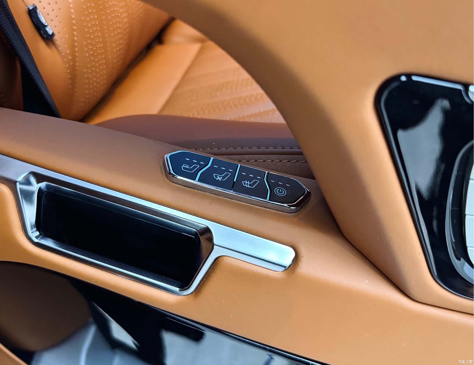 Mercedes-Benz 7, 2023 17