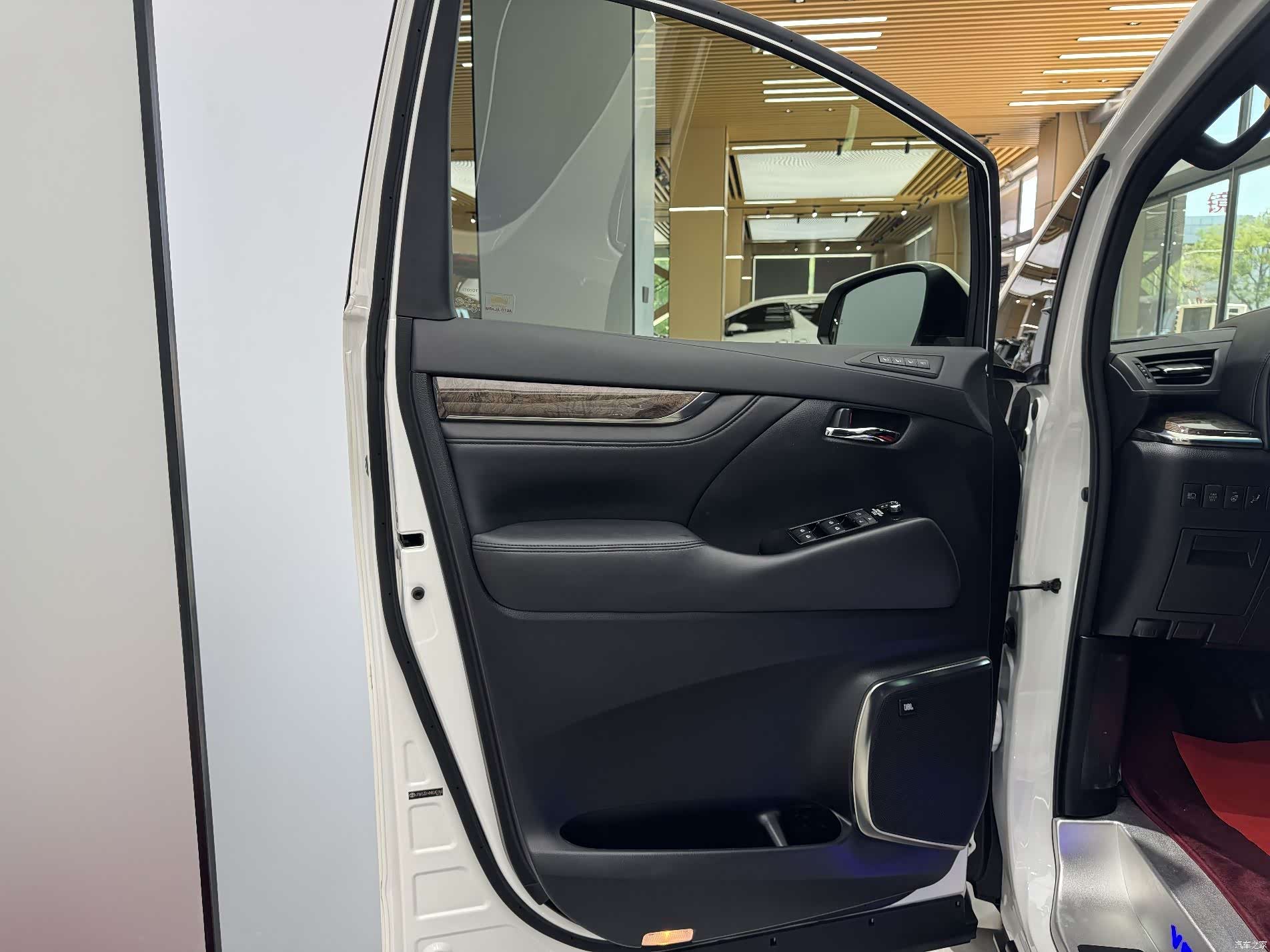Toyota Vellfire, 2021 10