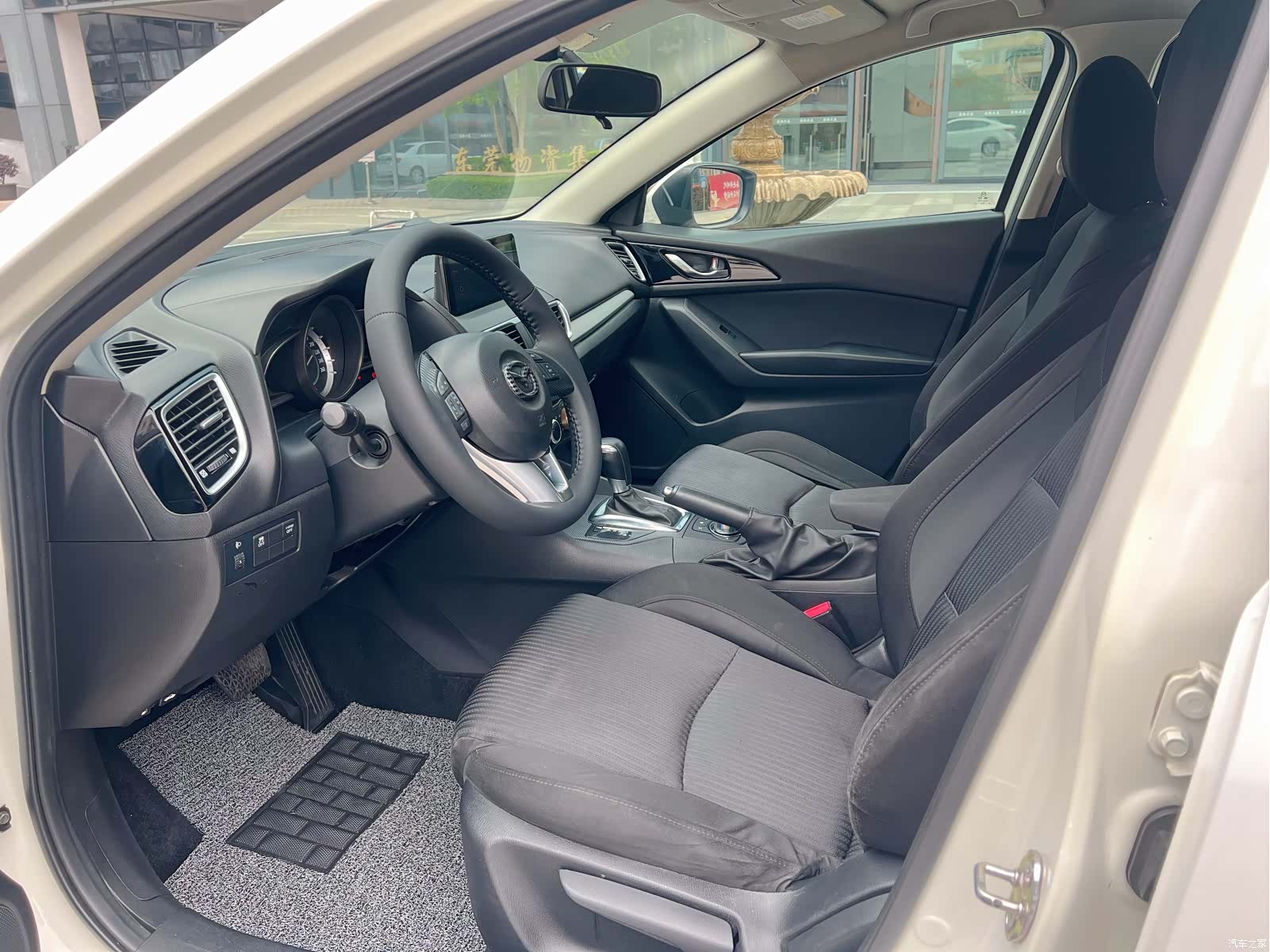 Mazda Mazda3, 2015 9